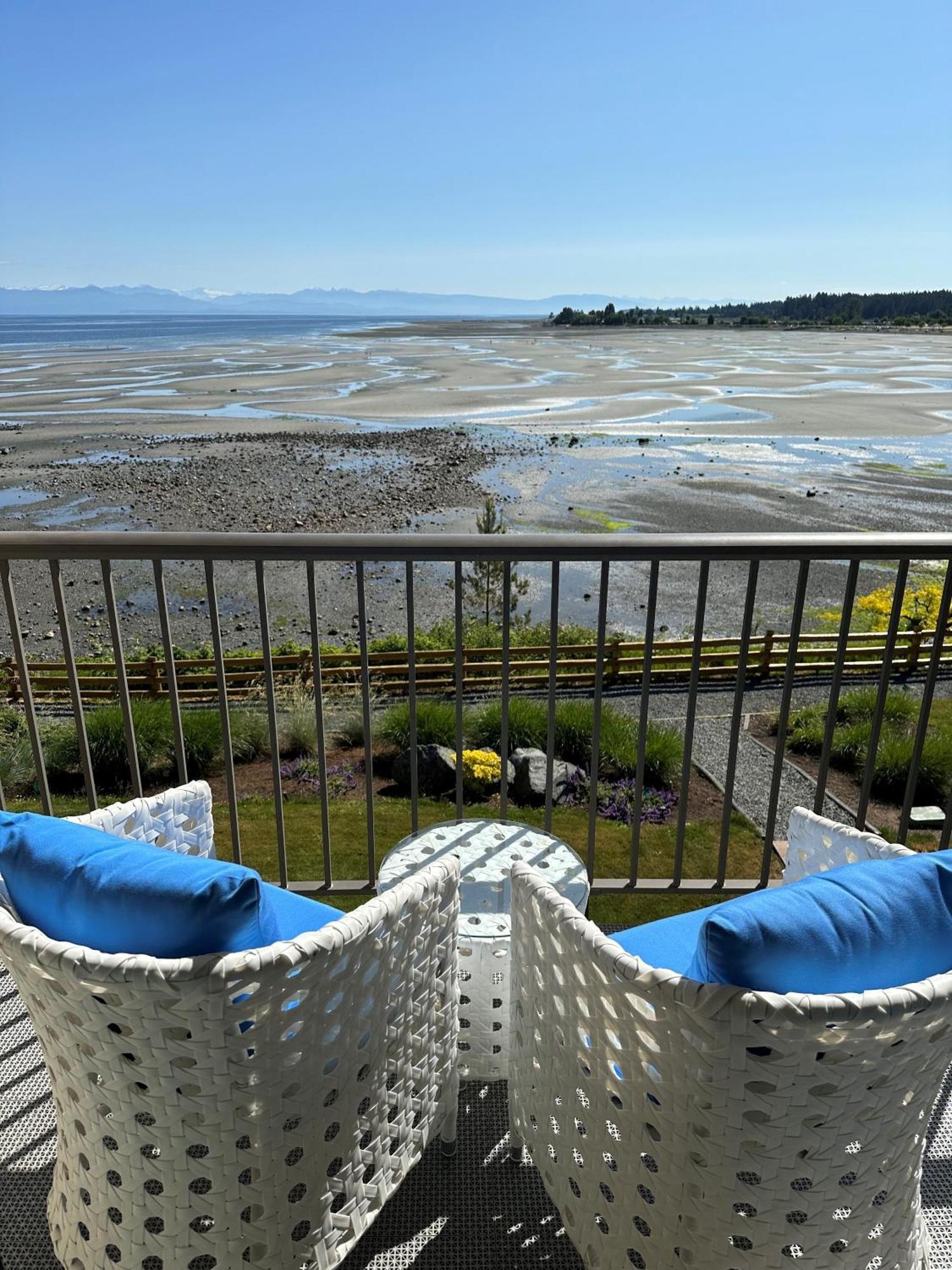 Bayside Oceanfront Resort Parksville Exteriör bild