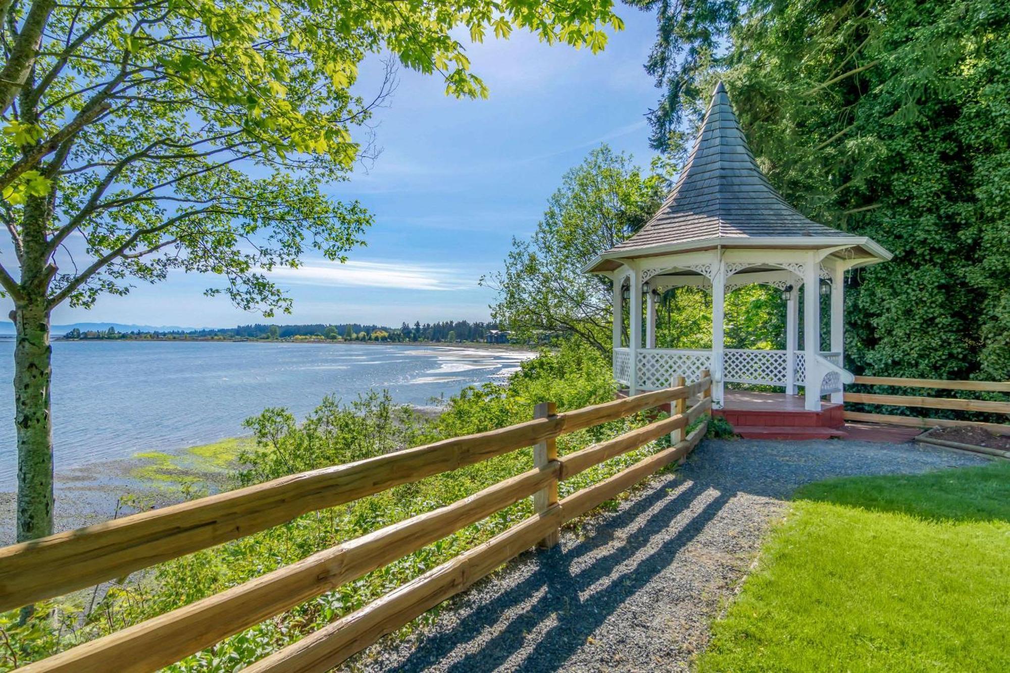 Bayside Oceanfront Resort Parksville Exteriör bild