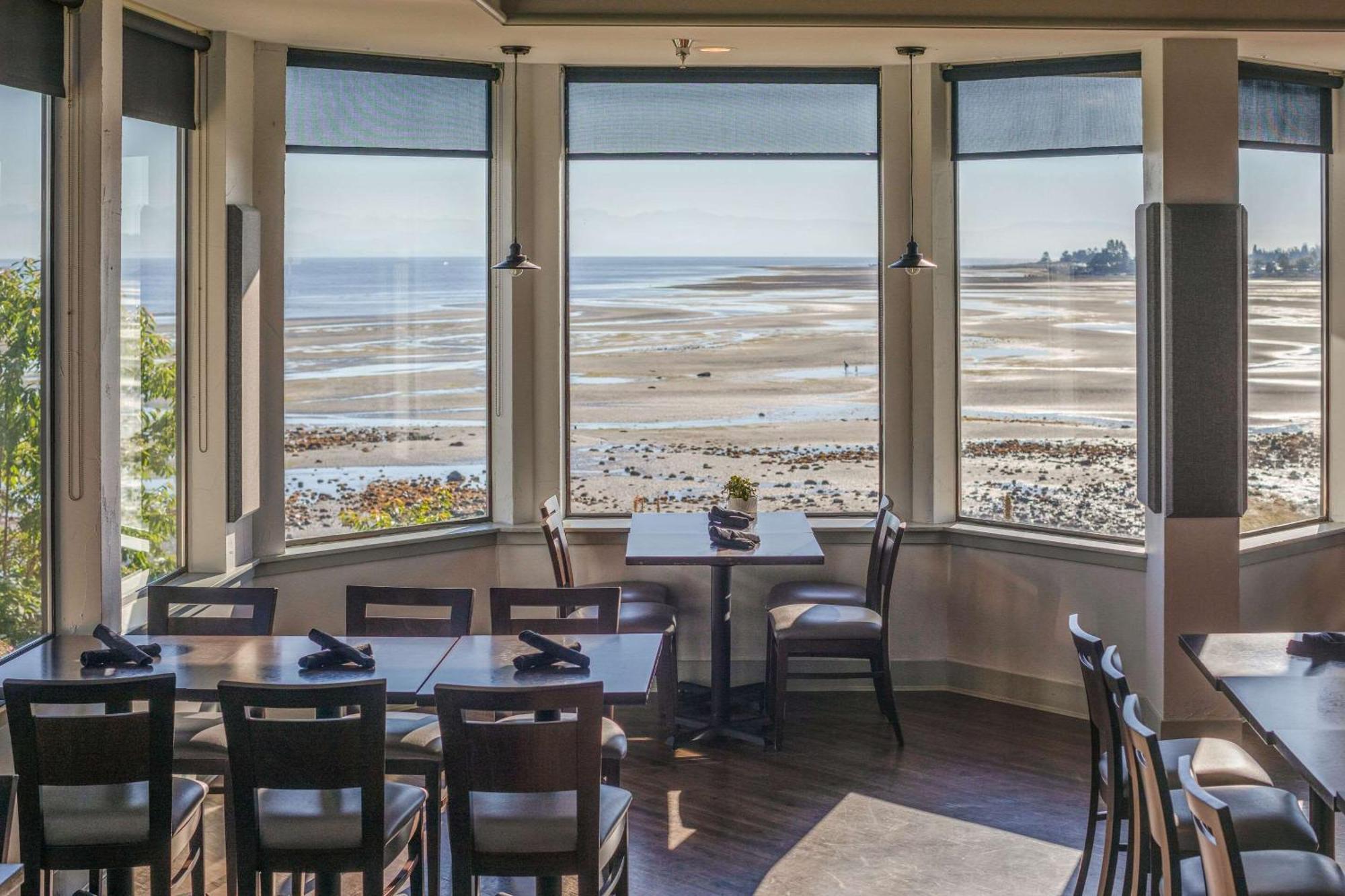 Bayside Oceanfront Resort Parksville Exteriör bild